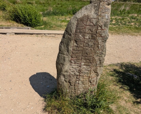 Runenstein im Besucherdorf des historischen Handelsplatzes Haithabu