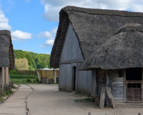 Haus-Rekonstruktion am historischen Handelsplatz Haithabu