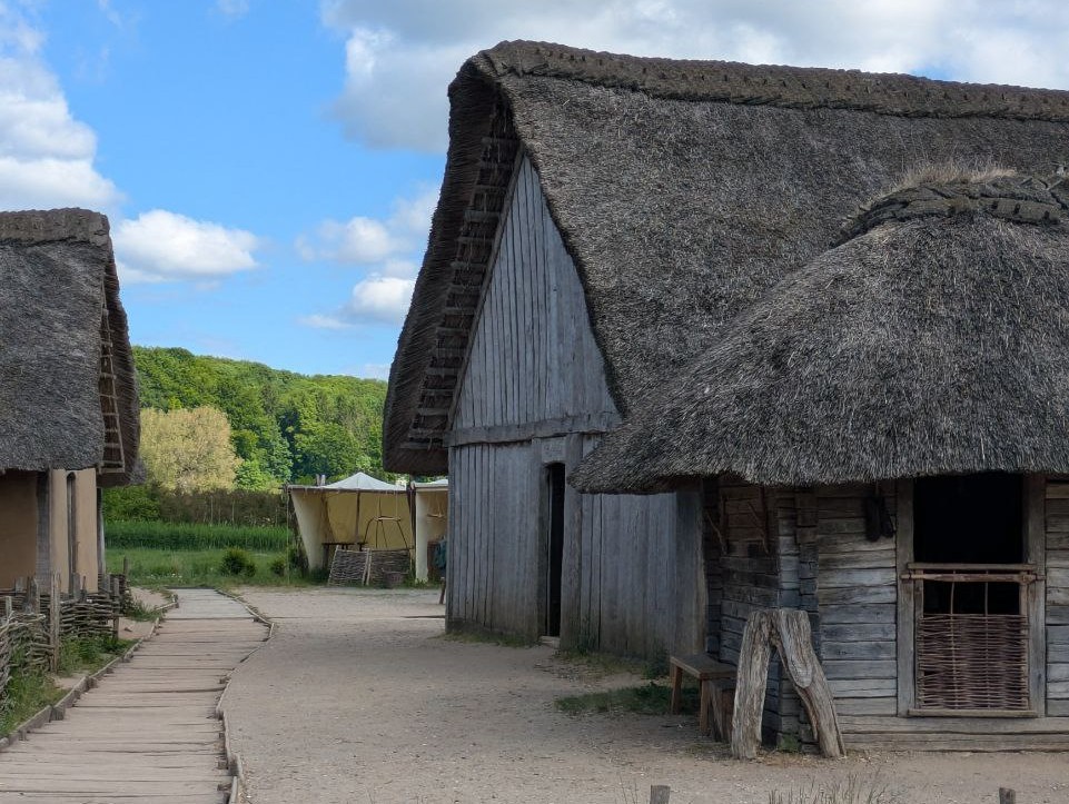 Haus-Rekonstruktion am historischen Handelsplatz Haithabu