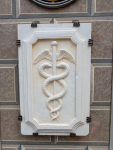 Apothek-Relief Relief eines Apothekenzeichens